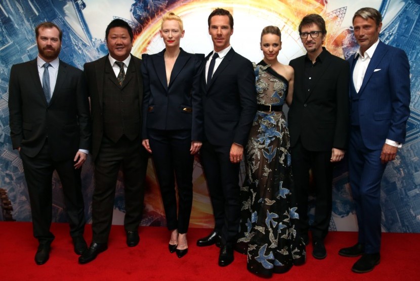 Dari kanan, produser Stephen Broussard, para pemain Benedict Wong, Tilda Swinton, Benedict Cumberbatch dan Rachel McAdams, sutradara Scott Derrickson dan aktor Mads Mikkelsen berpose di peluncuran film Doctor Strange di London, (24/10).