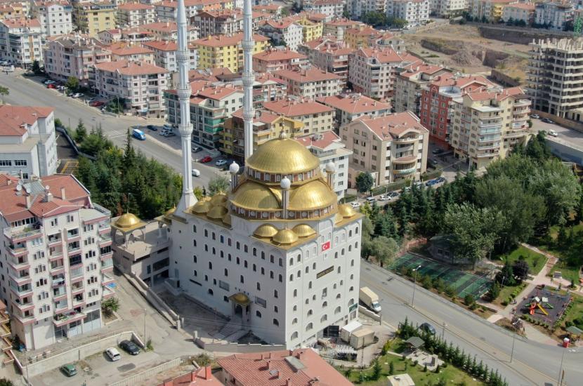 Dari kejauhan, Masjid Baru Esertepe tampak seperti masjid yang ditumpuk di atas gedung apartemen di Ankara, Turki. Pembangunan masjid berlangsung selama 11 tahun. Setelah 11 Tahun, Masjid Bertingkat di Turki Selesai Dibangun