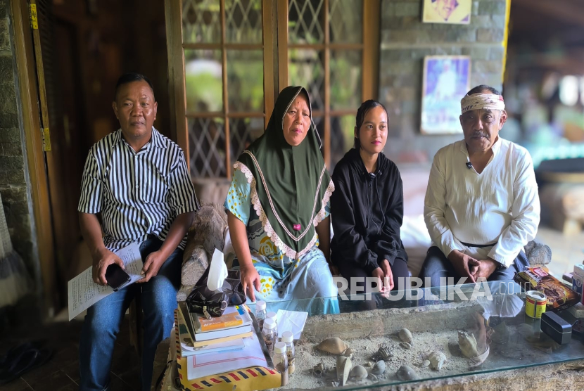 (Dari kiri), Anda Suteja, Juarsih, Sarah Tsunami, dan Eka Santosa di Alam Santosa, Pasirimpun, Kabupaten Bandung, Rabu (10/9/2025). 