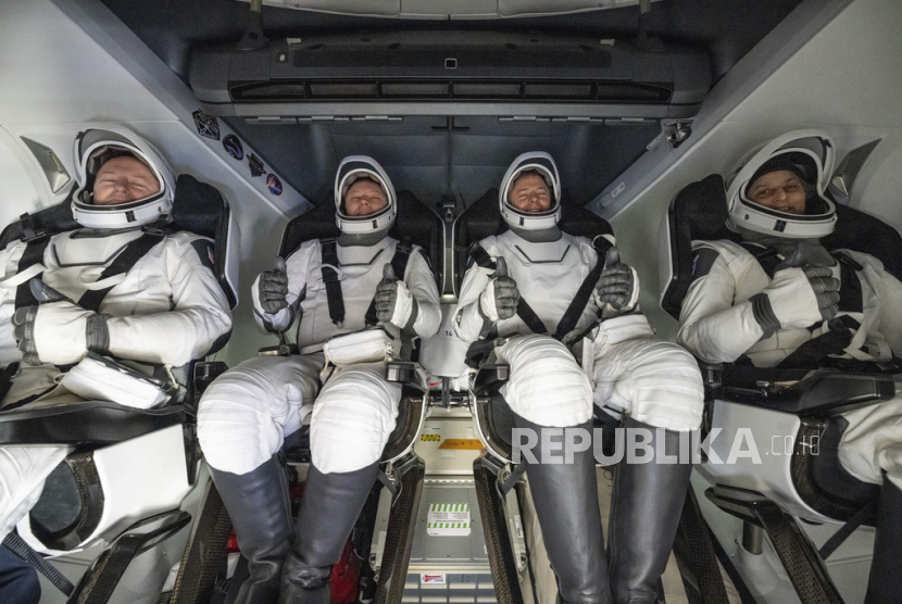 Dari kiri, astronot NASA Butch Wilmore, Alexander Gorbunov dari Rusia, dan astronot NASA Nick Hague dan Suni Williams duduk di dalam kapsul SpaceX di atas kapal pemulihan SpaceX Megan setelah mendarat di perairan lepas pantai Florida, Selasa, 18 Maret 2025.