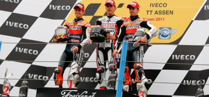 Dari kiri Casey Stoner (Repsol Honda Team), Ben Spies (Yamaha Factory Racing) dan Andrea Dovizioso (Repsol Honda Team) Sirkuit Assen - Belanda (Photo : www.motogp.com)