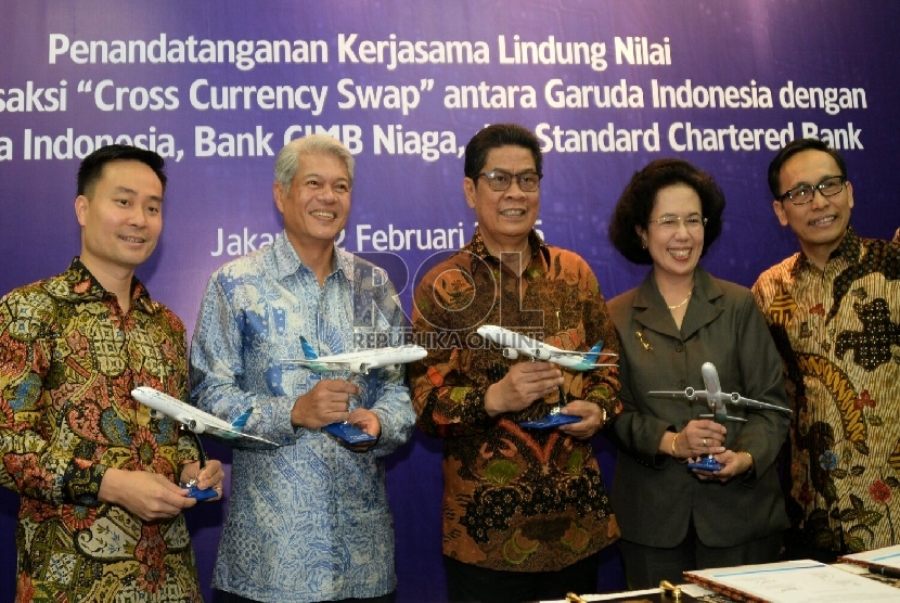 Dari kiri) CEO Standard Chartered Indonesia Shee Tse Koon, Presdir CIMB Niaga Arwin Rasyid, Dirut BNI Gatot Suwondo,Direktur Eksekutif Bank Indonesia Treesna W. Suparyono dan Dirut Garuda Indonesia Arif Wibowo berfoto bersama seusai penandatanganan kerjasa