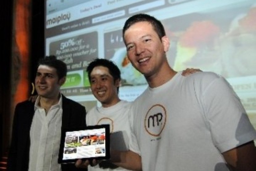 Dari kiri: Co-Founder Facebook Eduardo Saverin, CEO Maiplay, Jon Sugihara, dan Co-Founder Maiplay, Andrew Roth, menjelaskan akun maiplay.com saat peluncuran perdana di Jakarta beberapa waktu lalu.