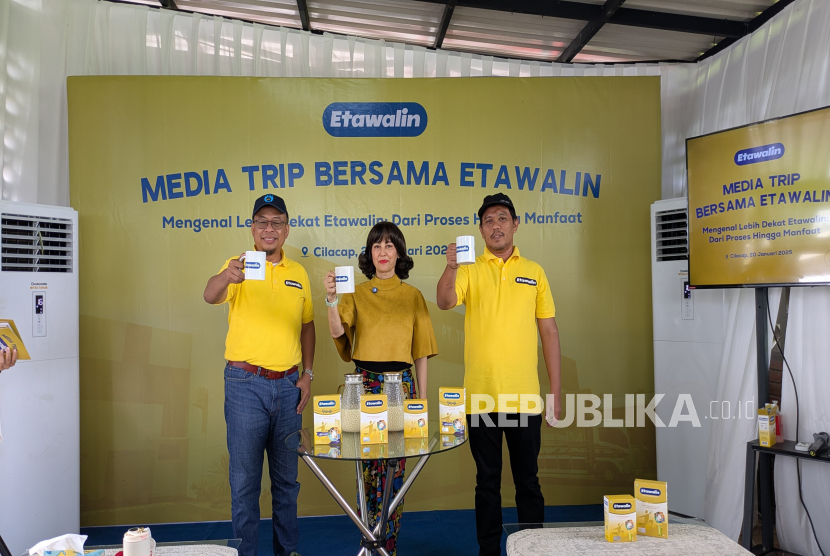 Dari kiri Direktur Utama PT Etos Kreatif Indonesia, Faizuddin Firdaus Bin Zaini, Meriam Bellina sebagai Brand Ambassador Etawalin, dan Komisaris PT Tresno Jamu Indonesia, Tatang Mulyadi, dalam media gathering di pabrik Etawalin, Kroya, Cilacap, Jateng.