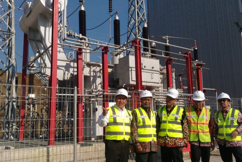 Dari kiri. Direktur utama PT Rajamandala Electric Power, basuki setiawan. Evp Konstruksi regional Jawa bagian tengah, Dady Murihno. Direktur Utama PT Indonesia Power, M. Ahsin Sidqi. Direktur Aneka Energi Baru dan energi terbarukan kementerian ESDM, Harris dan  GM disjabar Iwan purwana.