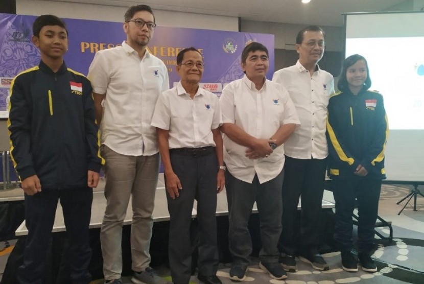 Dari kiri: Fikri Faqih Fadillah (atlet putra), Muchlis Marliono (ketua panpel), Chan Foong Keong (ATTU Council Member),  Bagiya Rakhmadi (PTMSI Yogyakarta), Oegroseno (Ketua umum PP.PTMSI) dan Novida Widarahman (atlet putri) berpose bersama usai jumpa pers SSP 24th ITTF Asian Table Tennis Championship 2019, Senin (2/9) di Jakarta. 
