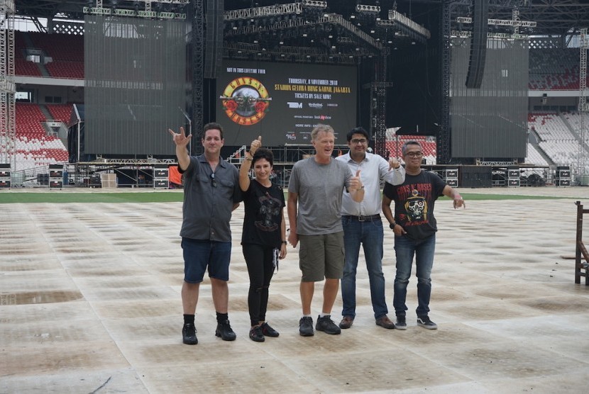 Dari Kiri-Kanan, Ron Chamberlain, GNR Tour Representative, Samantha Tzovolos, Promotor Third Eye Management, Dale Skjerseth, GNR Production Manager, Sudir  Syahl, CEO Bookmyshow, Adib Hidayat, Perwakilan Promotor.