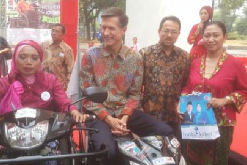 Dari kiri kanan: Sri Lestari, Dubes AS Robert Blake, Bupati Banjar Sultan H Khairul Saleh dan direktur UPC Indonesia Heny Prabaningrum.