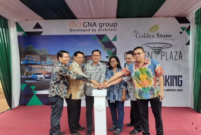 Dari kiri - kanan: Tirta Setiawan (Property consultant),  Sutomo Suriadi (Direktur keuangan), Gregorius gun ho (Direktur utama),  Bernadeta Ratna Niken (Komisaris), Indrawan Soemarko (Direktur),  Ariyanto Wijaya Kusuma (Direktur) saat ground breaking Golden Plaza, Ahad (20/1).