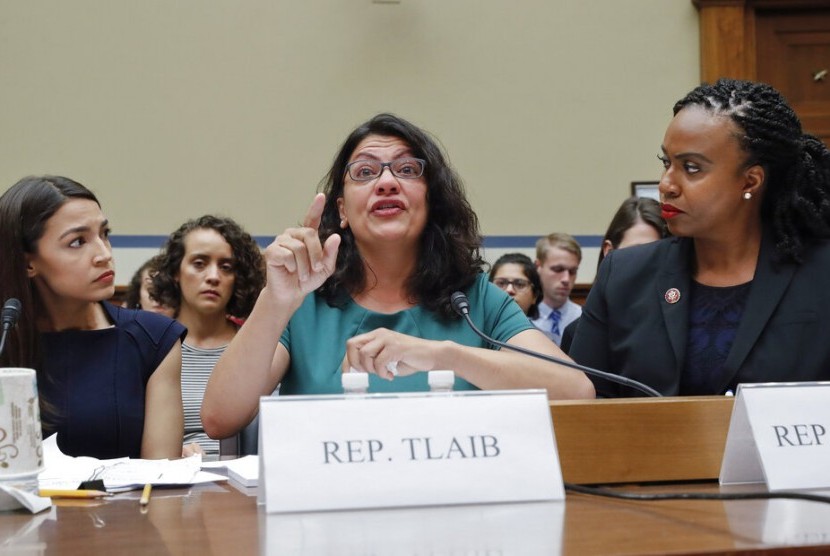 Dari kiri ke kanan, anggota Kongres AS yang dilecehkan Presiden AS Donald Trump, Alexandria Ocasio-Cortez dari New York, Rashida Tlaib dari Michigan, dan Ayanna Pressley dari Massachusetts, saat bersaksi mengenai pemisahan anak imigran, 12 Juli 2019.