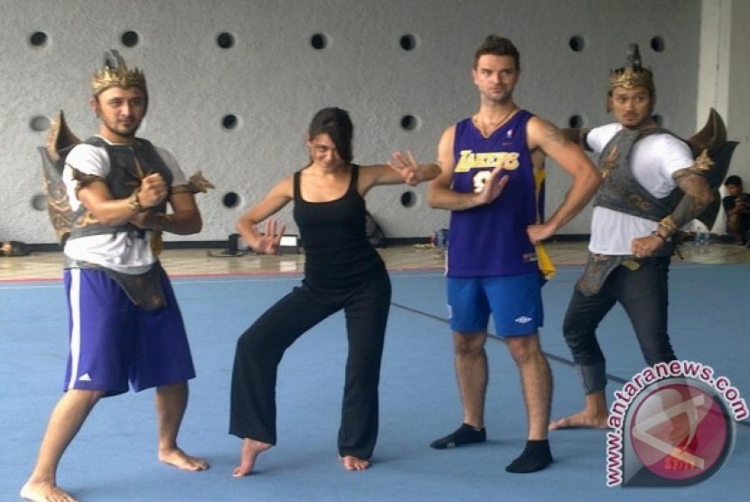Dari kiri ke kanan: Aqi Alexa, Camille Guaty, Max Morgan, dan Tora Sudiro, foto saat berlatih untuk pementasan Gatotkaca Kembar