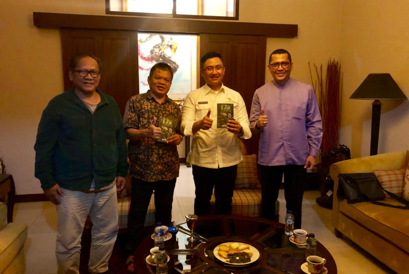 Dari kiri ke kanan: Dedi Setiadi (sutradara senior), Uten Sutendy (penulis buku dan skenario), Andika Hazrumy (wagub Banten) dan Dhoni  Ramadhan (produser film 