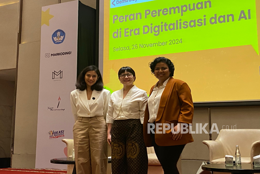 Dari kiri ke kanan: Dian Sastrowardoyo, Wamen Dikti-Saintek Prof Stella Christie, dan Amanda Simandjuntak usai talkshow Demo Day Perempuan Inovasi 2024 di Jakarta, Selasa (26/11/2024).