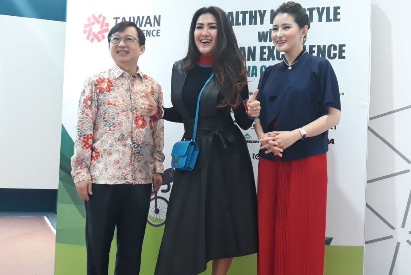 Dari kiri ke kanan: Director of Taiwan Trade Center Jakarta, Mr. Danny Liao; Zumba Official Brand Ambassador, Liza Natalia; Moderator, Maggie Calista.