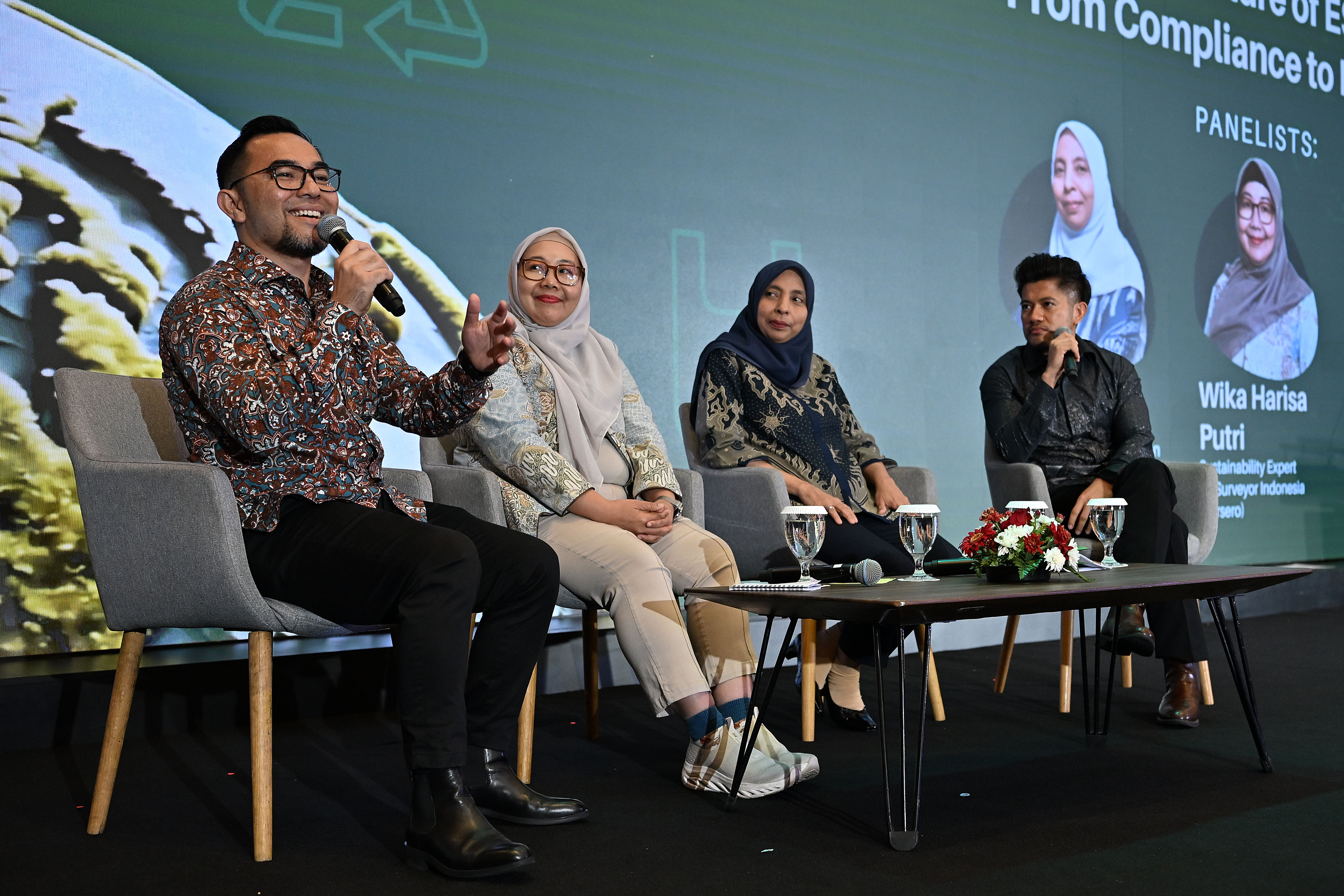 (Dari kiri ke kanan) ESG and Climate Change Lead Merdeka Copper Gold Tbk Bahtiar Manurung, Sustainability Expert Surveyor Indonesia Wika Harisa Putri, Plt Dirjen Instrumen dan Penguatan HAM Kementerian HAM Sofia Alatas, serta Tim Riset dan Sertifikasi IS2P Akmal Abudiman dalam ESG Now Leadership Forum yang digelar Republika di Hotel Borobudur Jakarta, Senin (19/10/2026).  