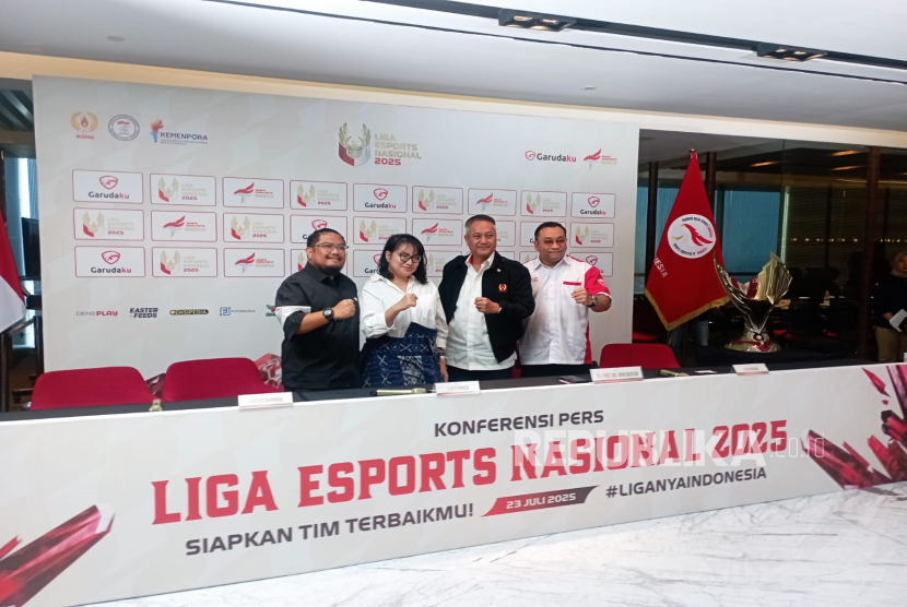Dari kiri ke kanan: Head of Esports Business Development Moonton Indonesia Martinus Manurung, Wakabid Kompetisi PBESI Gloria Famiella, Wakil IV Sport Science dan Iptek Olahraga KONI Pusat  Kol. Purn. Drs. Irfan Bachtiar dan Head of Marketing Garudaku Azwin Nugraha dalam konferensi pers Liga Esports Nasional 2025 di Jakarta, Rabu (23/7/2025).