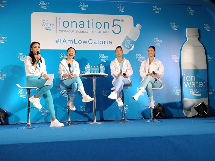 (Dari kiri ke kanan) host Melanie Putria, Marketing Director PT Amerta Indah Otsuka Puspita Winawati, influencer Jennifer Bachdim, dan Brand Ambassador Ion Water Andrea Dian saat konferensi pers Ionation 2024 Workout and Music Festival di Jakarta, Sabtu (31/8/2024).