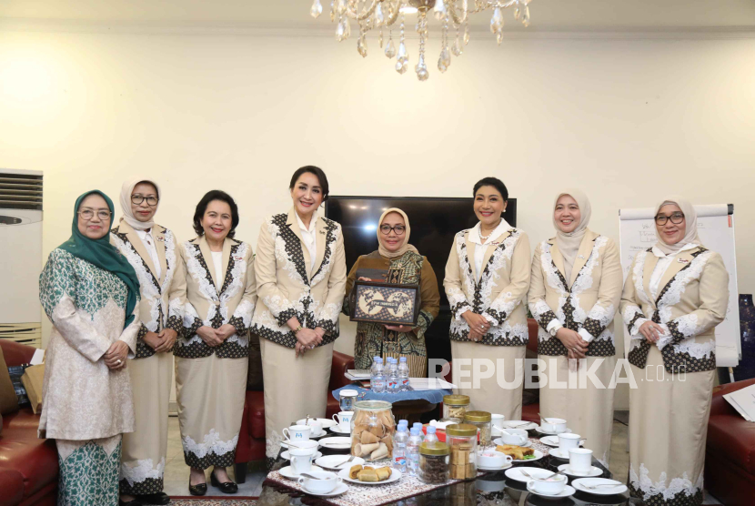 Dari kiri ke kanan: Dra Hj Siti Aniroh, Titin Pamudji, S.IP, Dra. Irma Wisnandar,  Dr Ir Hj Giwo Rubianto, M.Pd (Ketua Umum Federasi BPW Indonesia), Dra Hj Arifatul Chairi Fauzi, M.Si (Menteri PPPA RI), Hetty Andika Perkasa, Fiyatri Widuri, Angelia Sasongko, S.Sos.