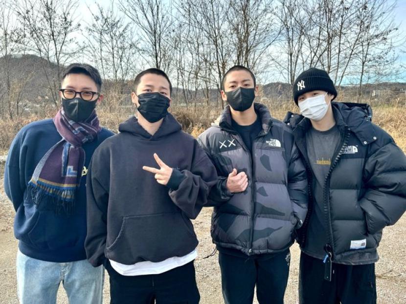 Dari kiri ke kanan: J-Hope, Jimin, Jungkook, dan Suga BTS. Kehadiran J-Hope dan Suga untuk mengantar Jimin dan Jungkook ke kamp militer. 
