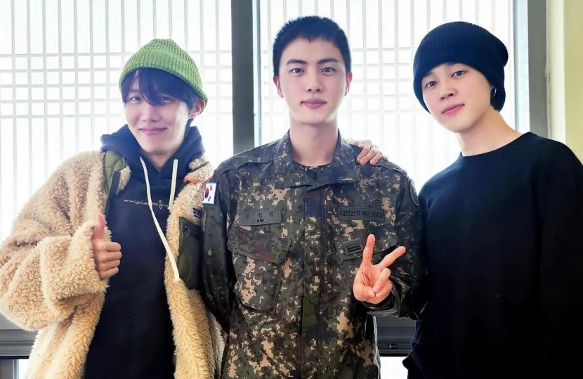 Dari kiri ke kanan: J-hope, Jin, dan Jimin BTS. Jin mengunggah foto J-hope dan Jimin ketika mengunjunginya di kamp militer. Baru 30 menit diposting, foto tersebut sudah mendapat dua juta likes. 