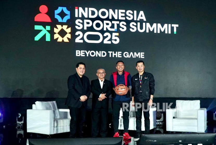 Dari kiri ke kanan: Menpora Erick Thohir, Mendikdasmen Abdul Muti, Founder DBL Azrul Ananda, dan Wamenpora Taufik Hidayat dalam panggung konferensi Indonesia Sports Summit 2025.
