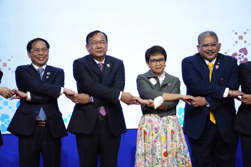 Dari kiri ke kanan; Menteri Luar Negeri Vietnam But Thanh Son, Menteri Luar Negeri Kamboja Peak Sokhonn, Menteri Luar Negeri Indonesia Retno Marsudi, Menteri Luar Negeri Kedua Brunei Erywan Yusof, berfoto bersama selama Sidang Pleno Pertemuan Menteri Luar Negeri ASEAN ke-55 (AMM ke-55) di Phnom Penh, Kamboja, Rabu, 3 Agustus 2022.