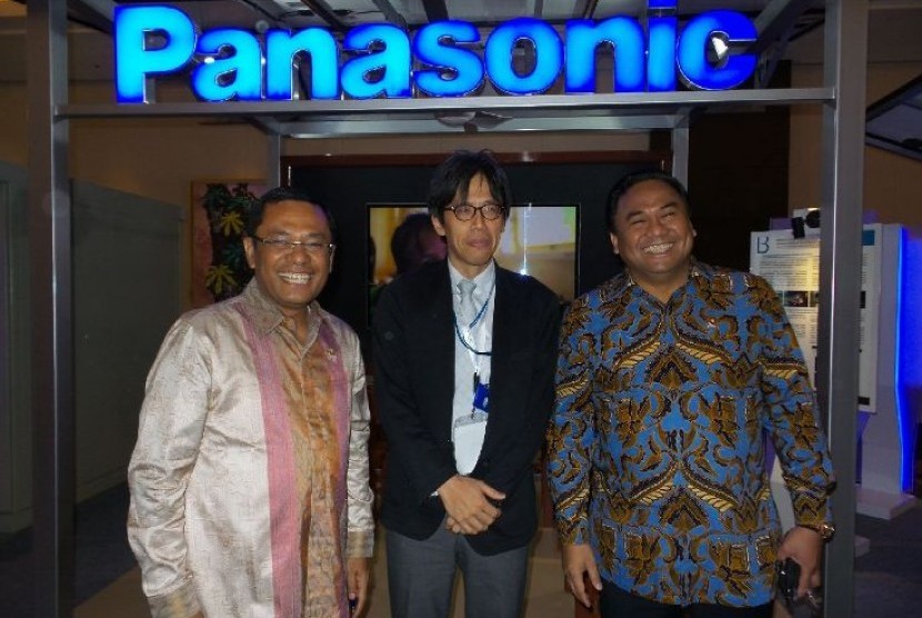 Dari Kiri ke Kanan: Menteri Perindustrian, Saleh Husin, Advisor Energy System PT Panasonic Gobel Eco Solutions, Hiroshi Matsuda, dan Menteri Perdagangan, Rachmat Gobel