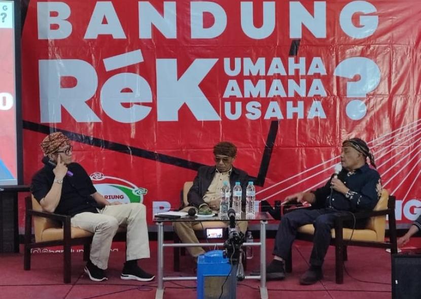  Dari kiri ke kanan: Moderator Martin B Chandra, budayawan Budi Dalton (narasumber), dan Duta Sawala Eka Santosa (narasumber) dalam diskusi Bandung Ngariung yang berlangsung di D’Botanica (BTC), Jalan Dr Djundjunan, Kota Bandung, Rabu (9/8/2023) malam.