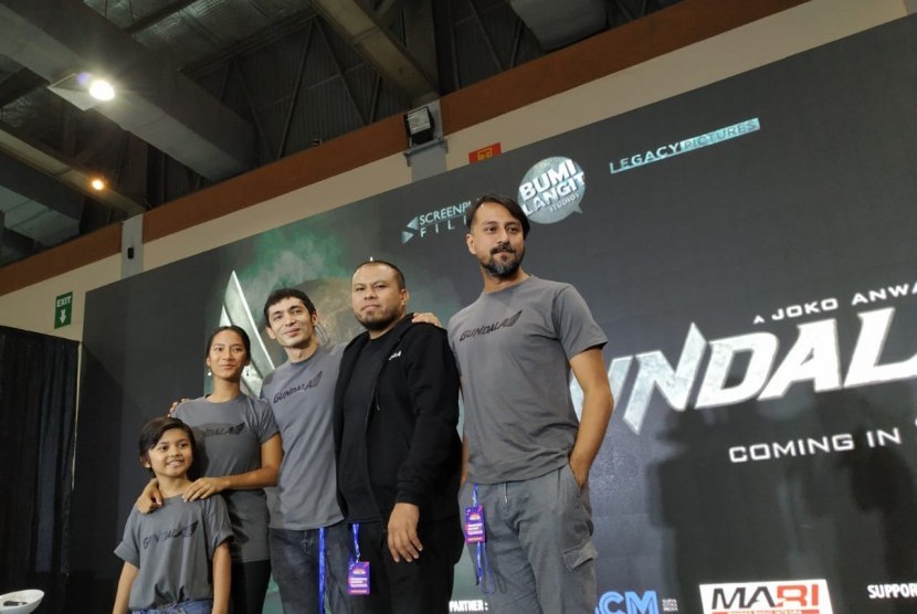 Dari kiri ke kanan, Muzakki, Tara Basro, Abimana Aryasatya, Joko Anwar, dan Bront Palarae dalam peluncuran trailer film Gundala di Jakarta Convention Center (JCC), Ahad (28/10).