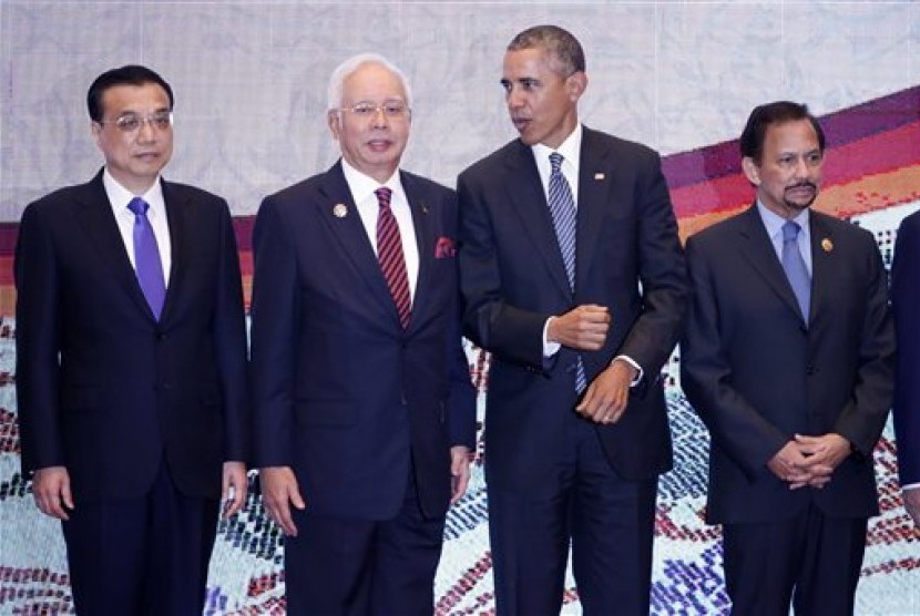 Dari kiri ke kanan, PM Cina Li Keqiang, PM Malaysia Najib Razak, Presiden AS Barack Obama dan Sultan Hassanal Bolkiah dari Brunei Darussalam.