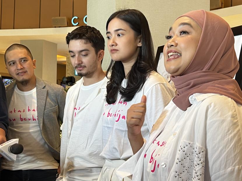 Dari kiri ke kanan: produser Deni Saputra, Bryan Domani, Nadya Arina, dan sutradara Hadrah Daeng Ratu saat kick off film Pantaskah Aku Berhijab di Epicentrum XXI, Jakarta, pada Rabu (26/6/2024).