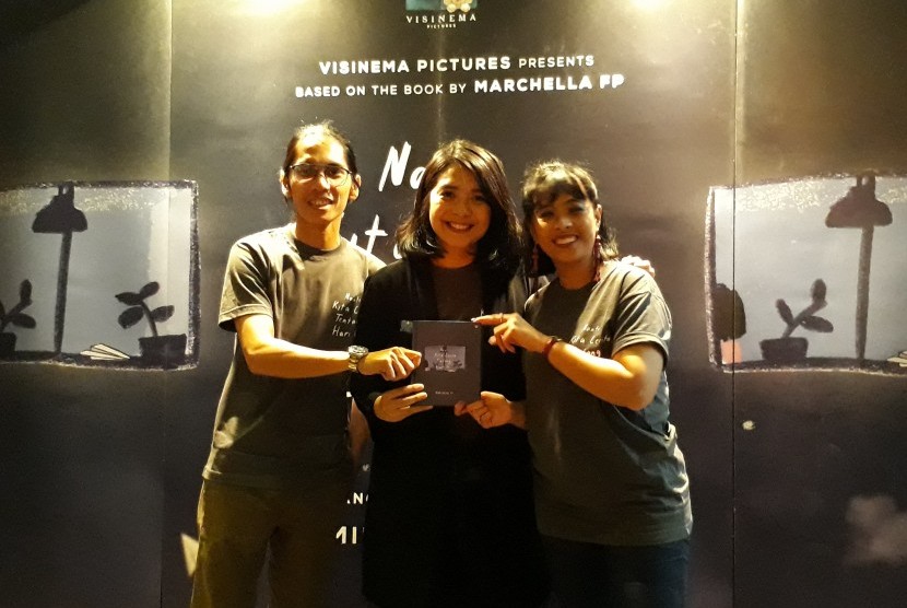 Film 'NKCTHI' raih penghargaan Golden Goblet di Festival Film Shanghai (Foto: dari kiri ke kanan, sutradara Angga Dwimas Sasongko, penulis buku Nanti Kita Cerita Tentang Hari Ini (NKCTHI), dan produser Anggia Kharisma, Senin (11/2). Visinema Pictures akan memfilmkan buku NKCTHI)