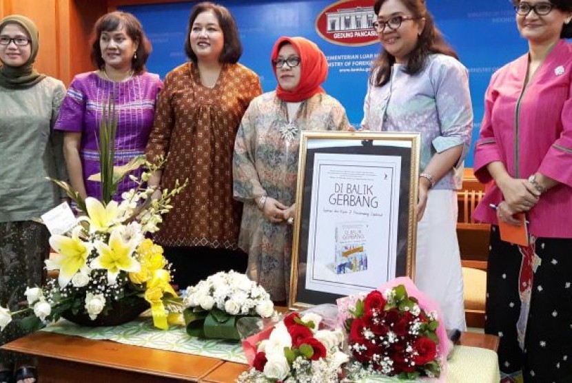 Dari kiri ke kanan: Syifa Fahmi, Lona Hutapea, Myra Junor, Yasmin Fahir (Istri Wamenlu RI), Angela Widowati, Utami Witjaksono dalam peluncuran buku Di Balik Gerbang mengenai kisah para istri diplomat.