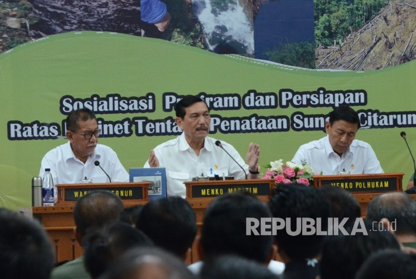 Dari kiri ke kanan, Wakil Gubernur Jawa Barat Deddy Mizwar, Menkomaritim Luhut Binsar Panjahitan dan Menkopolkam Wiranto hadir pada Rapat Koordinasi dan Sosialisasi Penataan Sungai Citarum, di Aula Gedung Sate, Kota Bandung, Selasa (16/1).