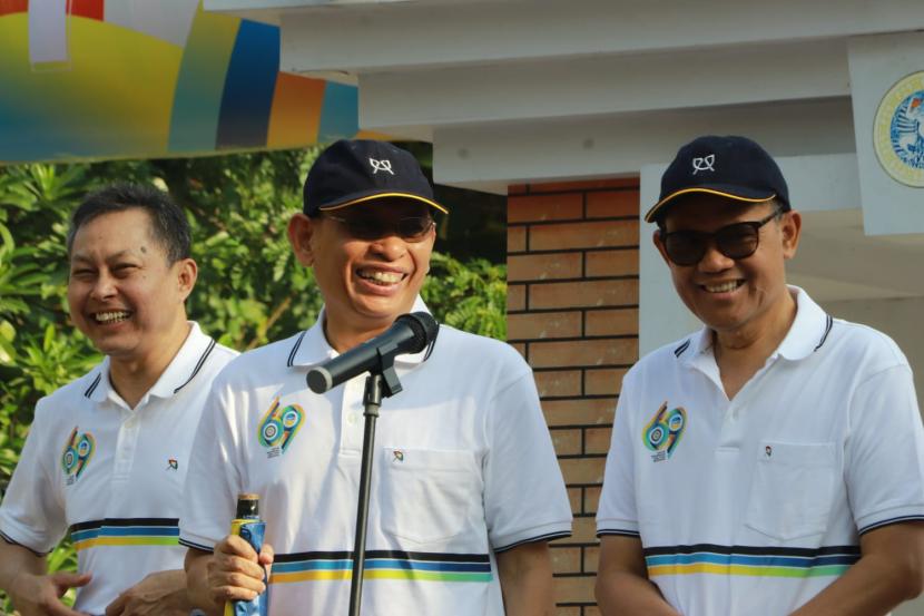 (Dari kiri ke kanan). Warek AMA Prof Bambang Sektiari, Rektor Unair Prof Mohammad Nasih, Ketua Senat Akademik Prof Djoko Santoso.