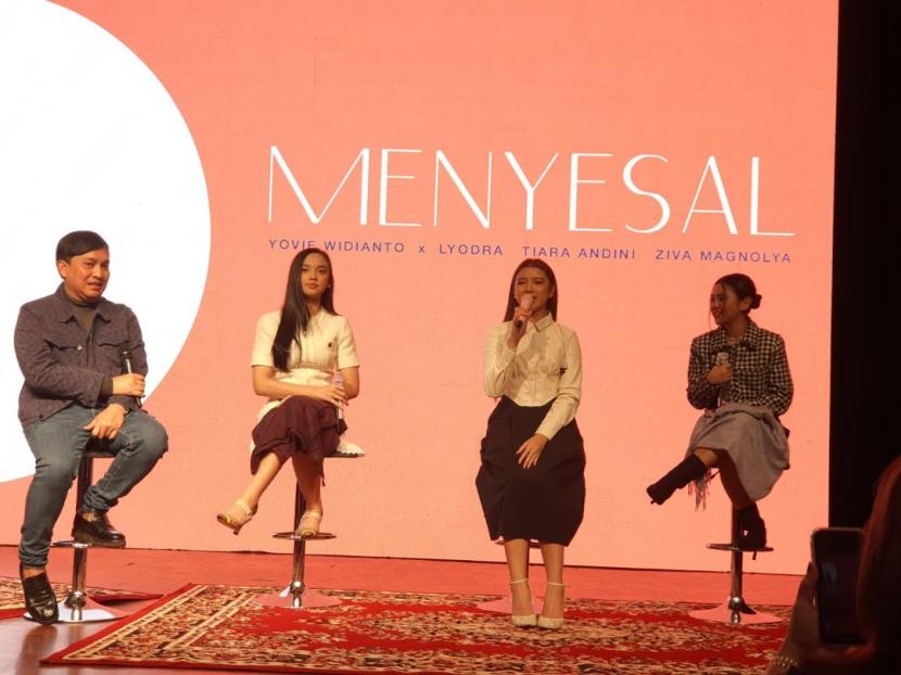 (Dari kiri ke kanan): Yovie Widianto, Lyodra, Tiara Andini, dan ZIva Magnolya saat perilisan single terbaru berjudul Menyesal, Kamis (2/3/2023).