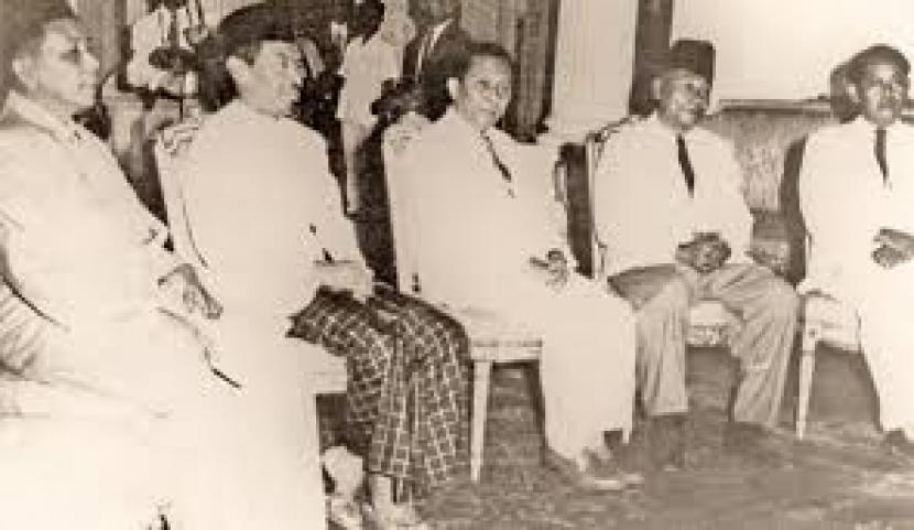 Dari Kiri ke Kanan: Yunan Nasution, Prawoto Mangkusasmito, Sutan Sjahrir, Murad, Soebadio Sastrosatomo, menghadap Presiden Sukarno membahas pembubaran Partai Masyumi dan Partai Sosialis Indonesia di Istana Merdeka, 24 Juli 1960. .