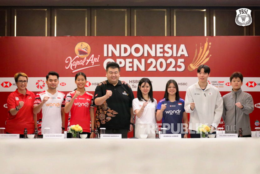 Dari kiri ke kanan:Kabid Humas PP PBSI Yuni Kartika, Leo Rolly Carnando, Putri Kusuma Wardani, Wakil Ketua Umum III PP PBSI Armand Darmadji, Head of Marketing Communication and Customer Experience HSBC Jessica Liebie, Felisha Alberta Nathaniel Pasaribu, Seo Seung-jae, dan Tan Ning, berpose dalam konferensi pers Indonesia Open 2025 di Jakarta, Senin (2/6/2025). Indonesia Open 2025 akan dimulai Selasa (3/6/2025).