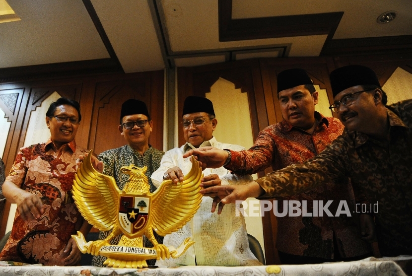 dari kiri) Ketua PBNU Hanif Gofur, Waketum PBNU Maksum, Ketua Umum PBNU Said Aqil Siroj, Sekjen PBNU Helmi Faizal Zaini dan Ketua PBNU Saifullah Yusuf berbincang usai mengelar konferensi pers di Jakarta, Senin (30/5).