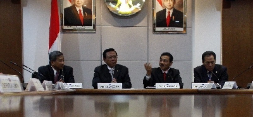 Dari kiri, Mendiknas Mohammad Nuh, Menko Kesra Agung Laksono, Mendagri Gamawan Fauzi, serta Menteri Keuangan Agus Martowardoyo dalam penandatangan Surat Keputusan Bersama (SKB) mengenai dana BOS 2011 di kantor Kemenko Kesra, Jakarta.
