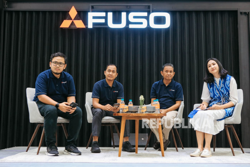 Dari kiri: Mohammad Faisal Rezza, Department Head of After Sales Service Strategy & Special Project PT. Krama Yudha Tiga Berlian Motors, Sudaryanto, General Manager of Business Communication PT. Krama Yudha Tiga Berlian Motors, Aji Jaya, Sales and Marketing Director PT. Krama Yudha Tiga Berlian Motors, dan Catrine Amanda Yusril, Marketing Communication PT. Krama Yudha Tiga Berlian Motors dalam pemaparan tentang pelayanan dan suku cadang Mitsubishi Fuso di GIIAS 2025, ICE BSD, Tangerang City, Kamis (31/7/2025).