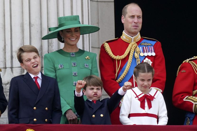 Dari kiri, Pangeran George, Kate Middleton, Pangeran Louis, Pangeran William, dan Putri Charlotte menyaksikan flypast dari balkon Istana Buckingham dalam rangka upacara Trooping the Colour di London, Sabtu (17/6/2023).