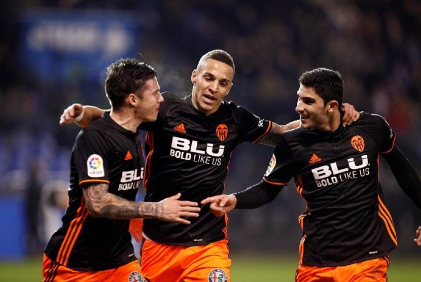 Dari kiri: Pemain Valencia Santi Mina, Rodrigo Moreno, dan Gonçalo Guedes merayakan gol yang dicetak Moreno ke gawang Dportivo La Coruna dalam lanjutan La Liga di Riazor, Ahad (14/1) dini hari WIB. Valencia menang 2-1.