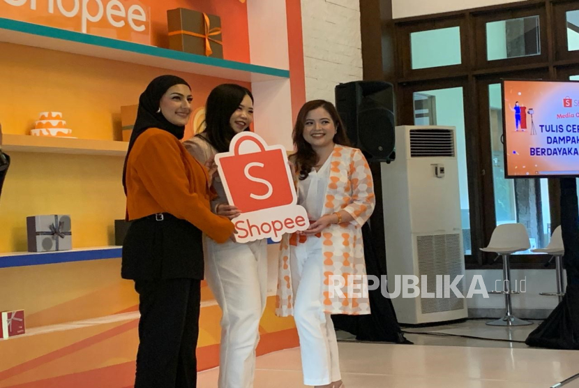 Dari kiri pengusaha kuliner Najla Bisyir, Senior Director of Marketing Growth Shopee Indonesia, Monica Vionna, dan artis Tasya Kamila.