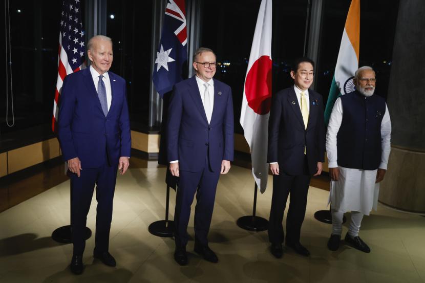 Dari kiri, Presiden AS Joe Biden, Perdana Menteri Jepang Fumio Kishida, Perdana Menteri Australia Anthony Albanese dan Perdana Menteri India Narendra Modi mengadakan pertemuan Quad di sela-sela KTT G7, di Hotel Grand Prince di Hiroshima, Jepang barat, Sabtu, 20 Mei 2023.