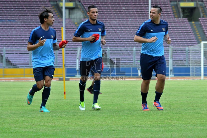 Raphael Guilermo Maitimo (tengah) akhirnya masuk ke skuat timnas Indonesia yang akan berlaga di Piala AFF setelah paspornya rampung. Ia menggantikan pemain yang didatangkan dari Spanyol, Arthur Irawan.