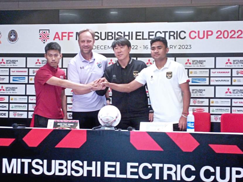 Sarach Yooyen (pemain Thailand), Alexandre Polking (pelatih Thailand), Shin Tae-yong (pelatih Indonesia), dan Asnawi Mangku Alam (dari kiri ke kanan), saat jumpa pers jelang laga ketiga Grup A Piala AFF 2022, Rabu (28/12/2022) di Stadion Utama GBK Senayan Jakarta. 