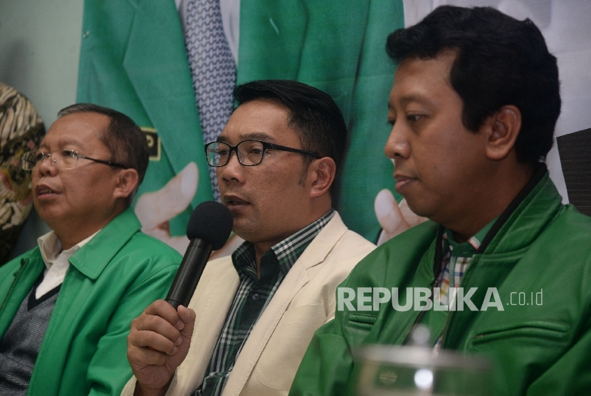 dari kiri) Sekjen PPP Arsul Sani, Wali Kota Bandung Ridwan Kamil dan Ketua PPP Romahurmuziy memberikan keterangan pada acara deklarasi cagub dan cawagub Jabar di Kantor DPP PPP, Jakarta.