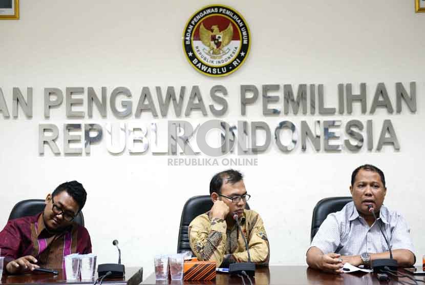 dari kiri) Sekretaris Majelis Hukum dan HAM PP Muhammadiyah Ibnoe Chandranegara, Direktur Eksekutif IndoStrategi Andar Nubowo, dan Komisioner Bawaslu Nasrullah saat menghadiri diskusi di Media Center Bawaslu, Jakarta, Jumat (12/9).(Republika/ Wihdan)