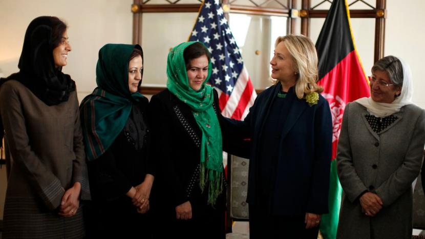 Italia Beri Jaksa Perempuan Top Afghanistan Kewarganegaraan. Dari kiri, Selay Ghaffar, jaksa perempuan top Afghanistan Maria Bashir, Fowzia Koofi, mantan menteri luar negeri AS Hillary Clinton, dan Sima Samar. Pemerintah Italia memberikan kewarganegaraan kepada kepala jaksa perempuan pertama Afghanistan Maria Bashir (51 tahun).